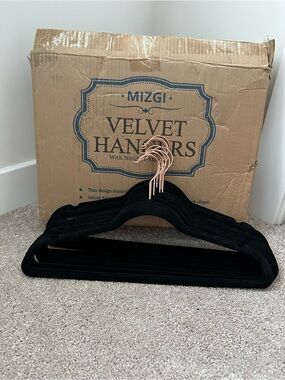 Mizgi Velvet Hangers - Black with Rose Gold Hooks (Set)